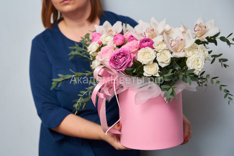 Пионовидная кустовая роза и орхидея в шляпной коробке 