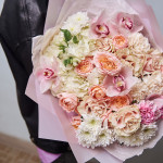 Букет сборный из роз, орхидеи, гортензии и диантусов
