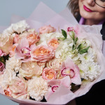 Букет сборный из роз, орхидеи, гортензии и диантусов