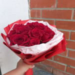 Красные розы в упаковке 