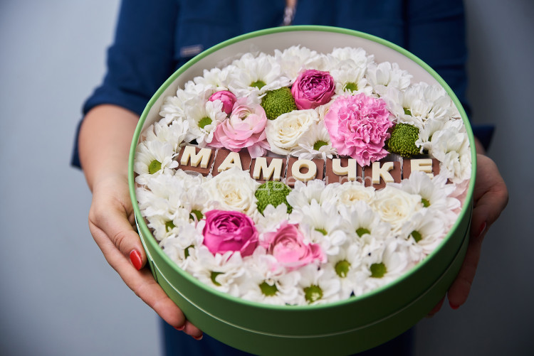 Цветы с шоколадными буквами "Мамочке"