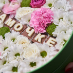 Цветы с шоколадными буквами "Мамочке"