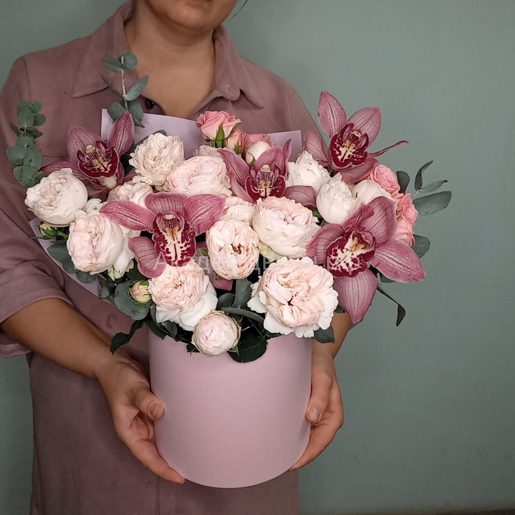 Орхидея и пион роза кустовая