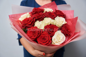Красные и белые розы в букете 15 штук 
