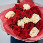 Красные и белые розы в букете 15 штук 