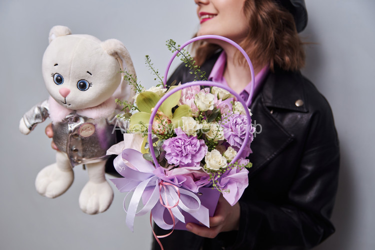Цветы в сумке с игрушкой Зайкой в куртке