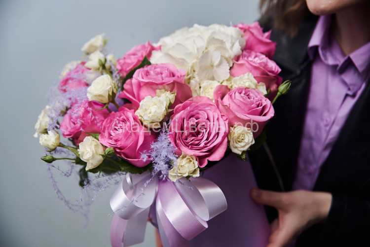 Цветы в коробке с пионовидной розой