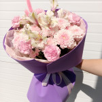 Букет из розовых хризантем, диантусов и сухоцветов