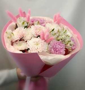 Букет из розовых хризантем, диантусов и сухоцветов