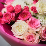 Букет садовых роз с эвкалиптом и диантусами.