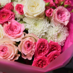 Букет садовых роз с эвкалиптом и диантусами.