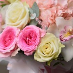 Цветы в коробке розы, эустома и диантусы с эвкалиптом