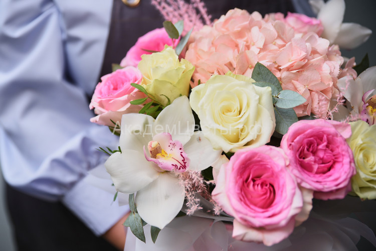 Цветы в коробке розы, эустома и диантусы с эвкалиптом