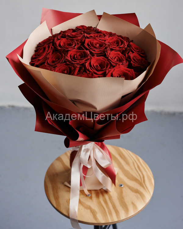 Букет красных роз  Скромный Казанова