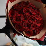 21 красная роза в упаковке