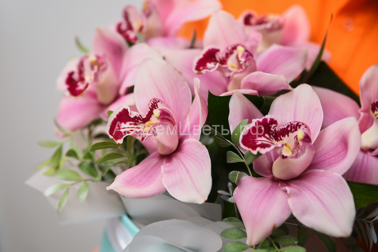 Цветы орхидеи в коробке
