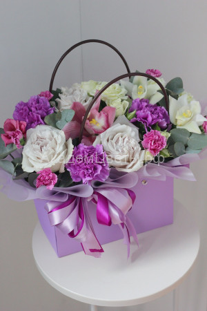 Цветочная сумочка микс с орхидеями