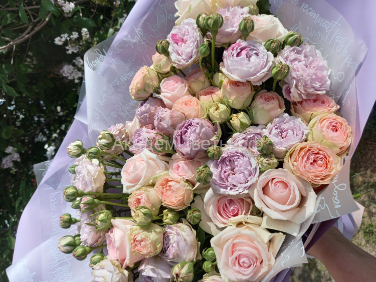 Букет пионовидных кустовых роз Нараспашку влюбленный
