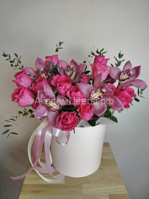 Розы и орхидея в большой коробке Валентинка