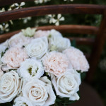 Букет невесты из белых и кремовых цветов