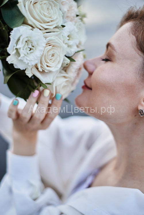 Букет невесты из белых и кремовых цветов